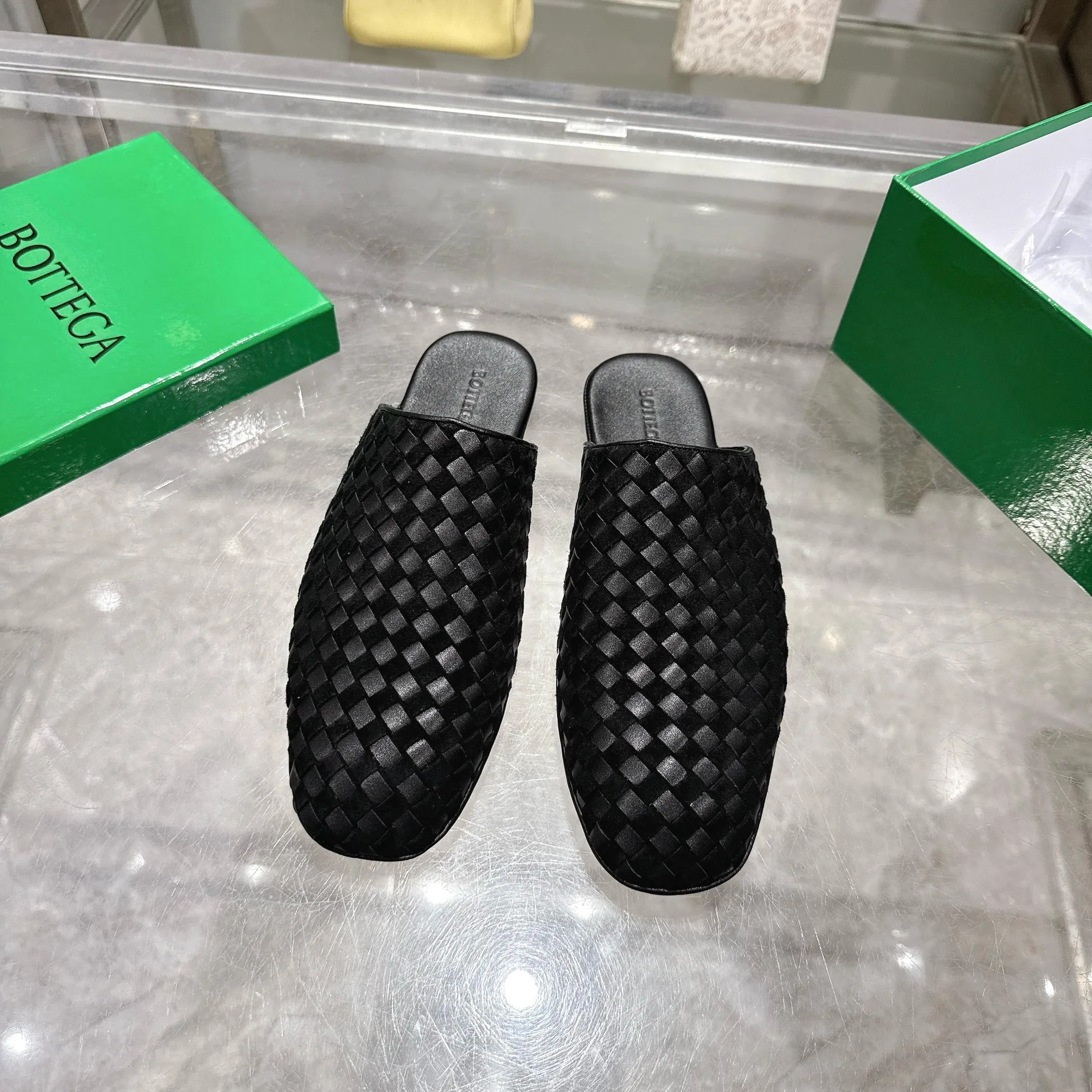 [BV] Top P: 720💰Size for couples: Female 35-39 Male 39--44 (Female 40. Male 38.45.46.47 customization is not returnable) [Note‼ ️] Add 💰 to size 46, add 💰 to size 47. Bottega Veneta's 2025 autumn counter synchronized genuine leather outsole classic woven half-drag couple model Bottega Veneta square toe flat shoes, imported mixed sheepskin, imported sheep! Leather outsole! [Rose][Rose]! Purely hand-woven and operated, the original board is reproduced one-to-one! quality assurance!
